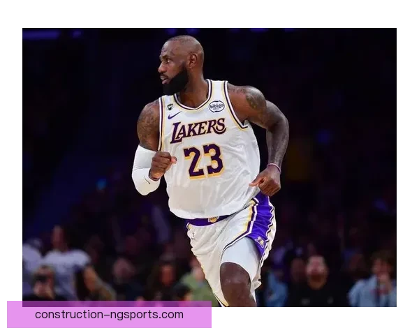 湖人险胜勇士詹姆斯砍下高分引领球队逆转胜利